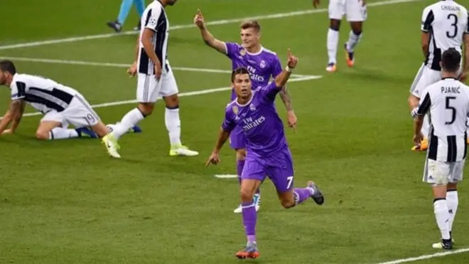 النجم كريستايانو رونالدو أحرز هدفين في المباراة