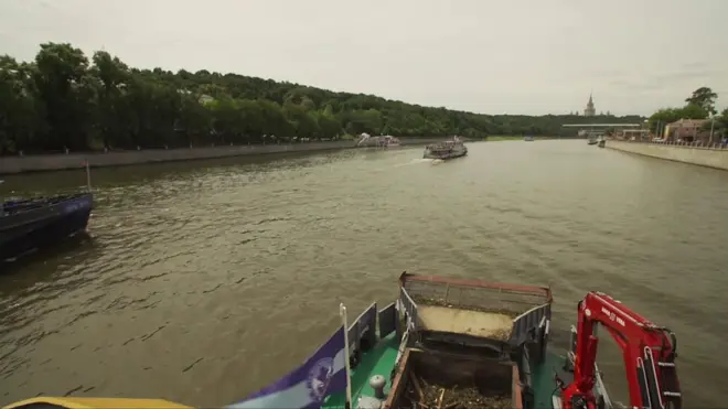 C начала года с поверхности Москвы-реки собрали около 340 тонн мусора