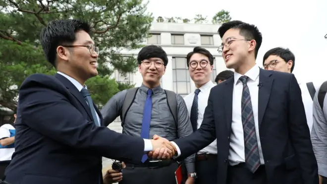 양심적 병역거부자들이 28일 서울 종로구 헌법재판소에서 선고결과에 서로를 격려하며 기뻐하고 있다