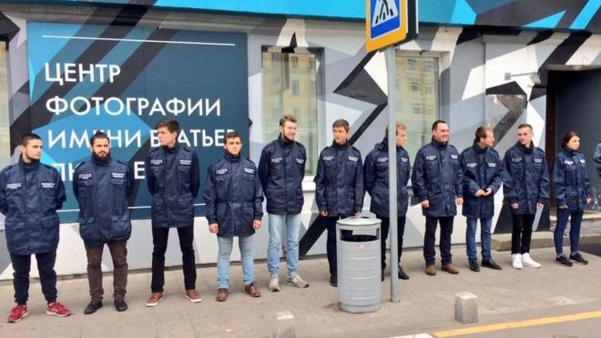 Активисты организации "Офицеры России" блокировали вход на выставку