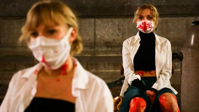 Жіночий перформанс в Польщі проти рішення суду про заборону абортів. Краків, 1 листопада, 2020