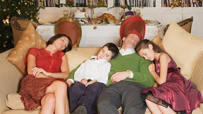 koltukta uyuyan aile