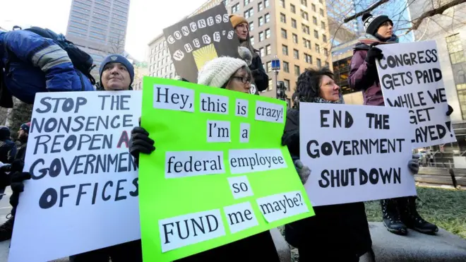 Gelombang protes pegawai negeri terus muncul sejak penutupan operasional pemerintah federal AS, salah satunya unjuk rasa di Post Office Square, Boston, Jumat (11/01).