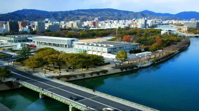 يضم متنزه السلام التذكاري ما يزيد على 60 نصبا تذكاريا ومبنى من أجل إحلال السلام