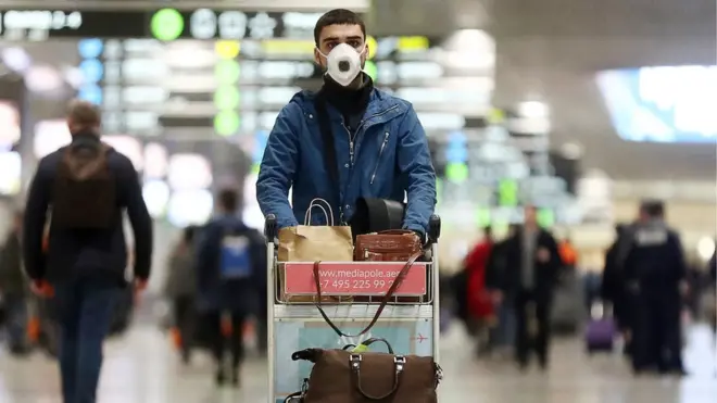 турист в респираторе