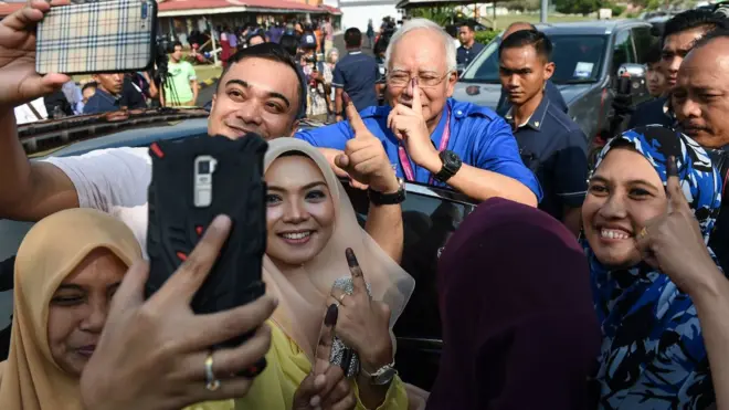 PM Najib Razak, berswa-foto bersma para pendukung Barisan nasional, usai mencoblos.
