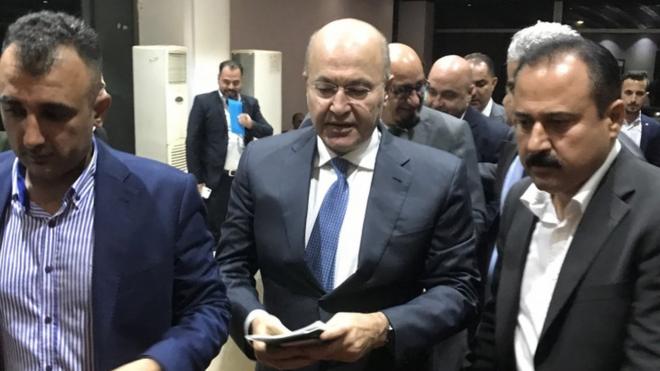 برهم صالح (في المنتصف) في البرلمان العراقي يوم 2 أكتوبر/تشرين الأول