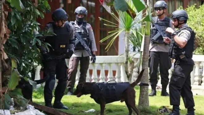 Sejumlah anggota polisi melakukan penjagaan terkait kasus dugaan terorisme di Tangerang Selatan, Banten, Desember 2016.