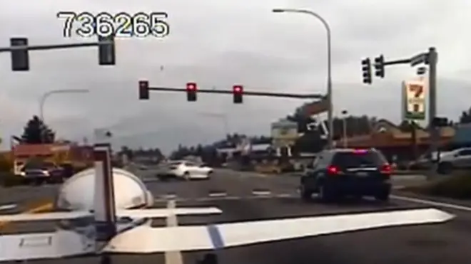 طائرة تهبط وسط طريق سريع بواشنطن