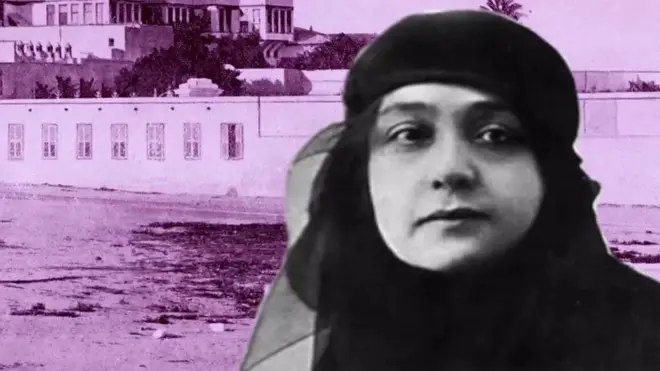 هدى شعراوي، ناشطة مصرية ثارت على نظام الحريم هناك الذي كان يفصل بين الرجال والنساء، وفي عام 1923 نزعت برقعها خارج محطة القطارات في القاهرة.