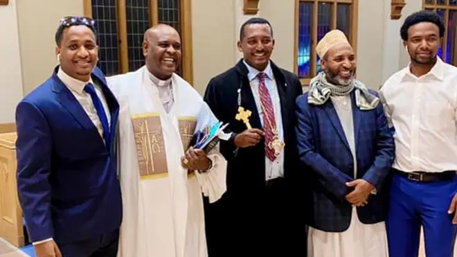 Luba Saamu'eel Biraanuuu wal gahii Jawaar Mahaammad Waashingitan DCtti waame irratti argamuun hojii irraa kan dhorkaman. Bitaa irraan sadaffaa irra kan jiran.