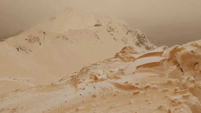 Pemandangan di Kaukasus Rusia. Fenomena seperti ini terlihat di berbagai negara.