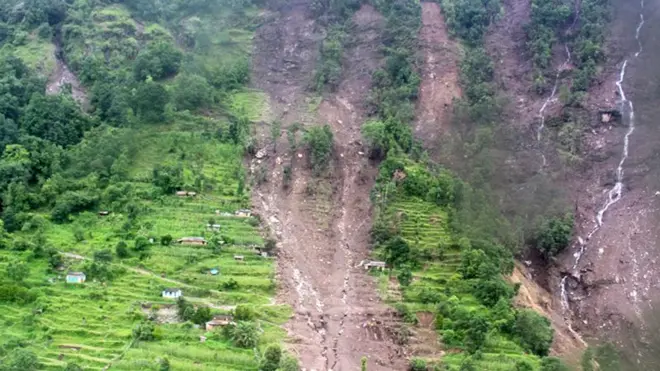 पहिरो गएको भिरालो जमिन।