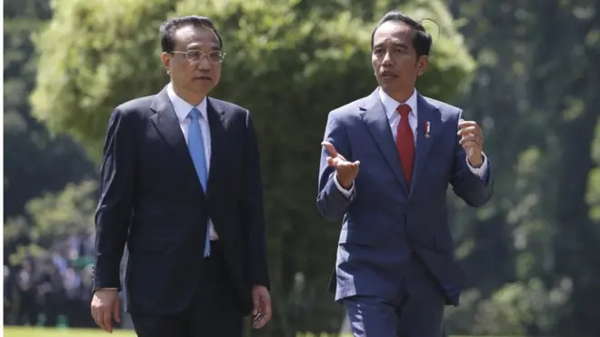 Dalam pertemuannya dengan Presiden Joko Widodo di Istana Bogor, Perdana Menteri Cina, Li Keqiang, menekankan bahwa perusahaan Cina harus menggunakan sebagian besar tenaga kerja Indonesia.