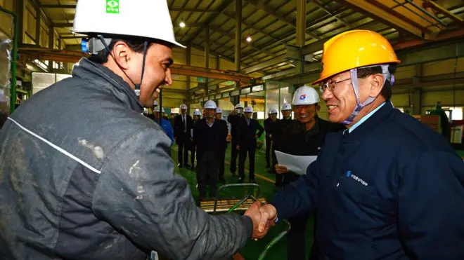 외국인 노동자 격려하는 윤상직 산업장관