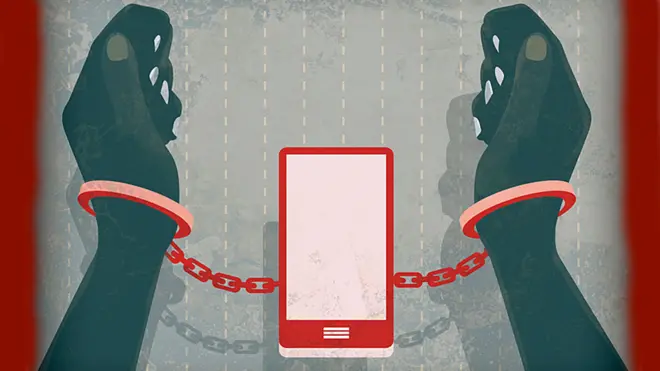 Los acusados acusan a la red de ser muy complaciente con la policía, pero ésta dice que no tiene otra opción que cooperar.