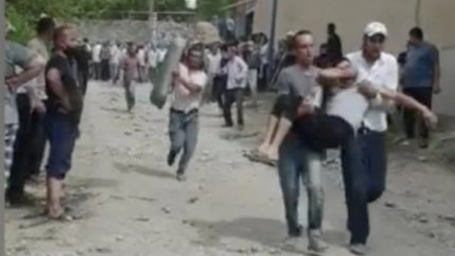 Интернетда тарқалган видеоларда икки томон бир-бирини тошбўрон қилаётгани, тўсиқларни бузишга ҳаракат қилаётгани, шунингдек, одамлар ярадорларни ҳодиса жойидан олиб чиқаётганини кўриш мумкин.