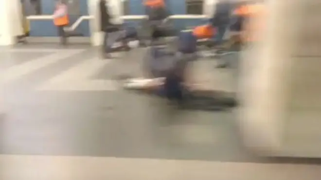 В метро Санкт-Петербурга на станции "Сенная площадь" произошел взырв