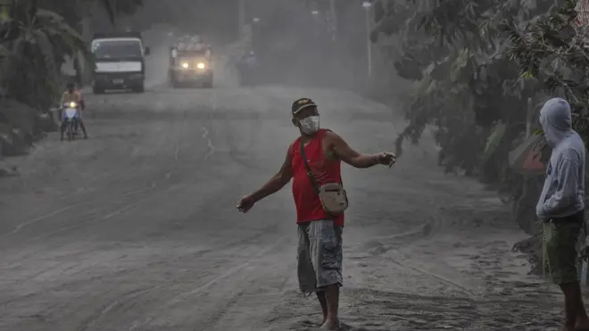 Abu menutupi jalan-jalan di sekitar Gunung Taal.