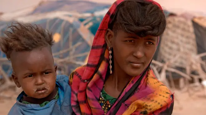 Comme d'autres jeunes, Houlaye, une jeune fille de 14 ans, doit parcourir des kilomètres pour aller puiser l'eau, essentielle à la vie du village, désertant parfois l'école.