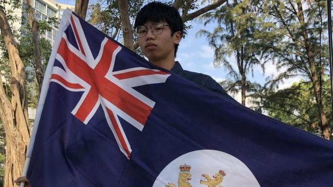 锺翰林高举"港独"旗。