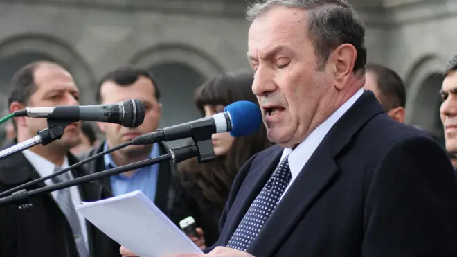 Levon Ter-Petrosyan baş nazir Nikol Paşinyanı və keçmiş prezidentlər Robert Koçaryanla Serj Sarkisyanı mövcud daxili siyasi böhrandan çıxış yolu tapmaq üçün bir araya gəlməyə çağırıb.