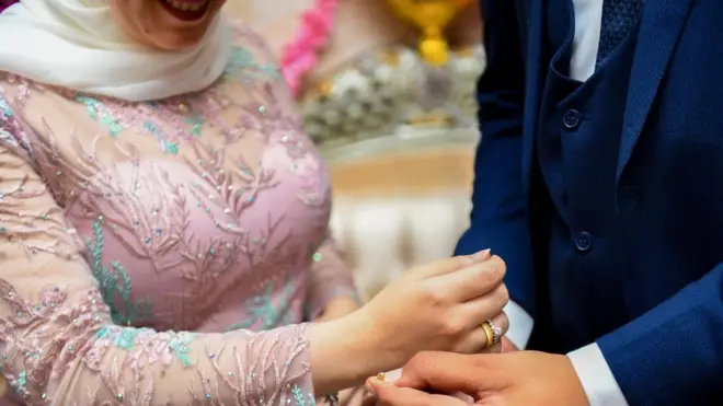 يقول مطورو تطبيق "هارمونيكا" للتوفيق بين الراغبين في الزواج، إن التطبيق يتضمن بعض عناصر الزواج التقليدي لكن بصبغة حديثة