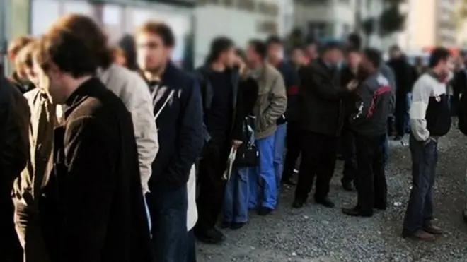Türkiye'de bir kuyrukta iş bekleyenler