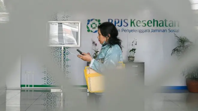 Juru bicara BPJS Kesehatan menganggap peserta kurang proaktif ketika menemukan masalah di lapangan. sementara BPJS Watch menyatakan informasi tentang pengaduan sangat kurang.