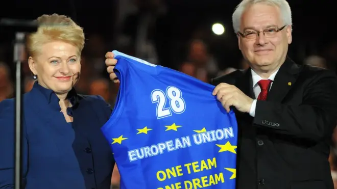 Hrvatski predsednik Ivo Josipović drži majicu dobijenu od predsednice Litvanije tokom proslave pristupanja Hrvatske Evropskoj uniji na trgu bana Jelešića u Zagrebu 30. juna 2013