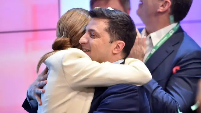 Обіймає дружину і готується обійняти посаду