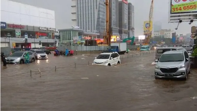 Banjir di sekitar Kelapa Gading.