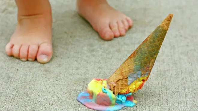 طفل يسقط المثلجات