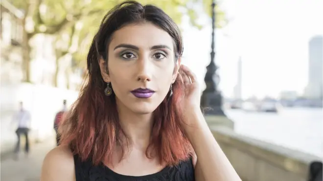 "Tenemos que cambiar para tener una voz con la que la sociedad nos va a aceptar", le dijo Valeria, una chica transexual a BBC Mundo.