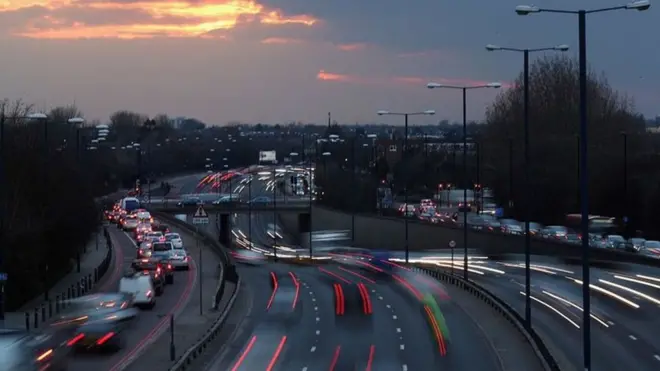 英國一家財團計劃讓無人駕駛車隊真正上路進行測試。