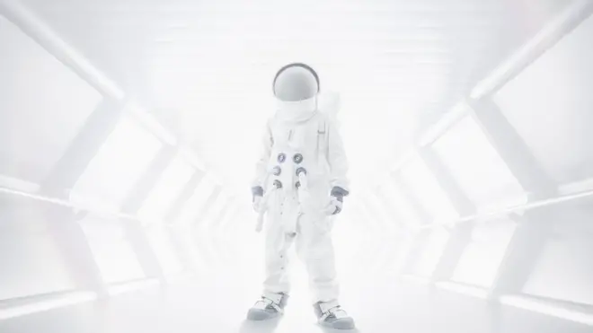 터널에 서있는 우주비행사