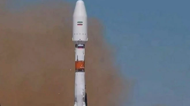 لحظة إطلاق روسيا قمر صناعي إيراني