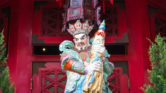 Muchos en Hong Kong acuden a los templos en busca de maestros que puedan ayudarlos con sus predicciones.