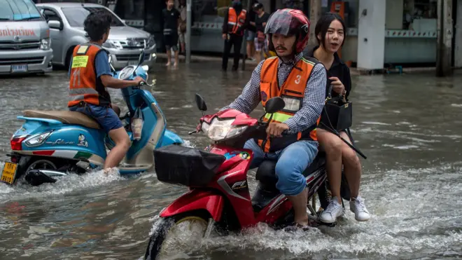 สภาพน้ำท่วมหนักช่วงเช้าที่ผ่านมาในกรุงเทพมหานคร