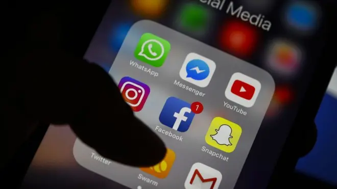 هاتف محمول يظهر تطبيقات التواصل الاجتماعي