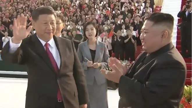 시진핑 중국 국가주석이 2019년 6월 20일 평양 능라도 5·1경기장에서 집단체조·예술공연을 관람한 뒤 손을 흔들고 있다.