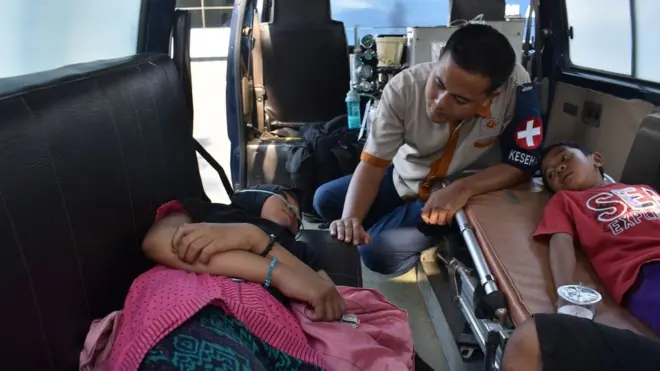 Pengungsi kerusuhan Wamena mendapatkan perawatan kesehatan saat Pesawat Hercules C-130 TNI AU yang membawanya menuju Lanud Halim Perdana Kusuma transit di Lanud Iswahjudi Magetan, Jawa Timur, Kamis (3/10/2019)