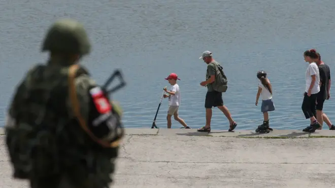 Rosійsьkiй soldat na berezі morя v okupovanій Hersonsьkій oblastі
