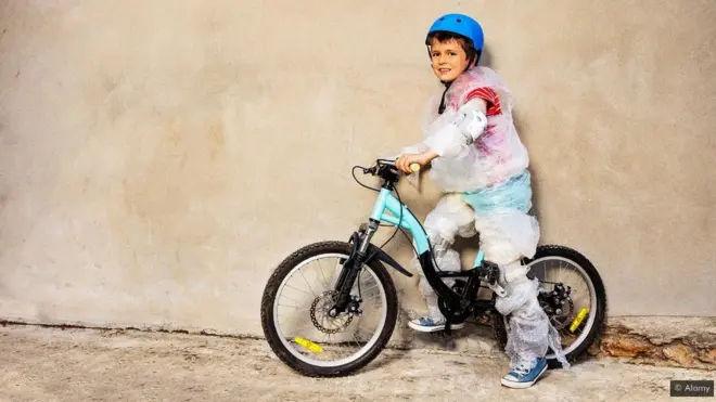 Un enfant sur son vélo.