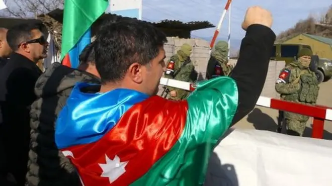 Собравшиеся утверждают, что присутствие миротворцев мешает разработке месторождений, но по внешним признакам акция скорее политическая, чем экологическая