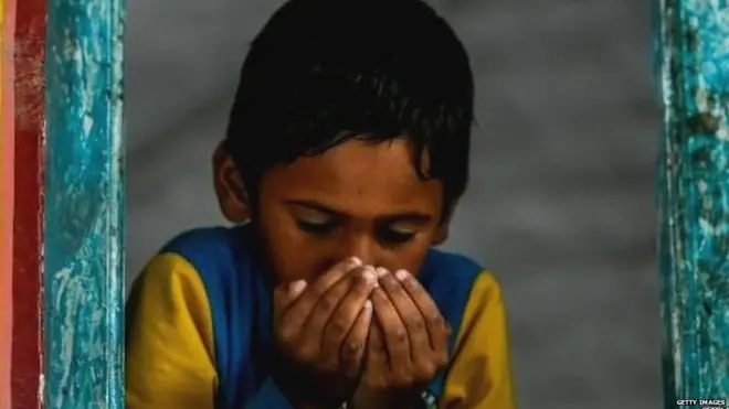 दुआ में उठे नन्हे हाथ