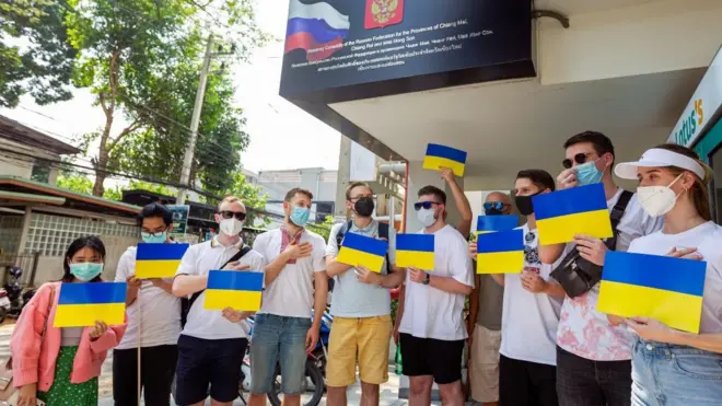 Người biểu tình Thái Lan, Ukraine và Nga cầm cờ Ukraine trong cuộc mít tinh phản đối chiến tranh ở Ukraine, trước Lãnh sự quán danh dự của LB Nga ở Chiangmai, Thái Lan hôm 04/3/2022