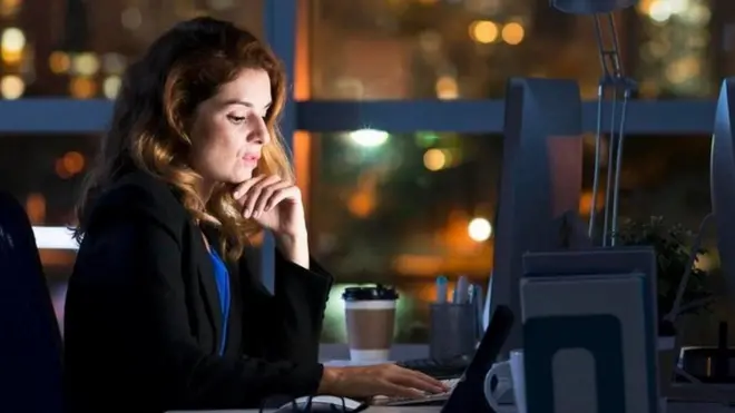 موظفة تفكر في مكان عملها