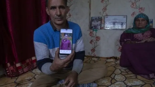 منظور احمد اور ان کی اہلیہ عائشہ گذشتہ نو مہینوں سے اپنے بیٹے کو تلاش کر رہے ہیں