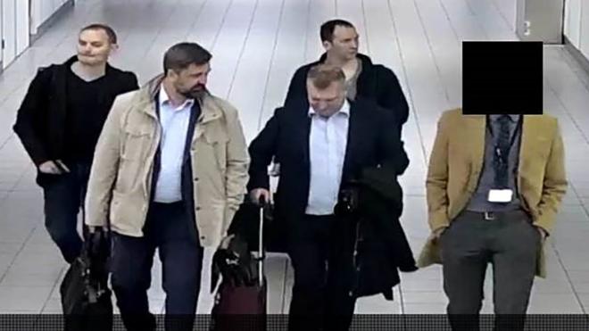 荷兰公开被拘留的四名俄罗斯人抵达当地机场的照片。